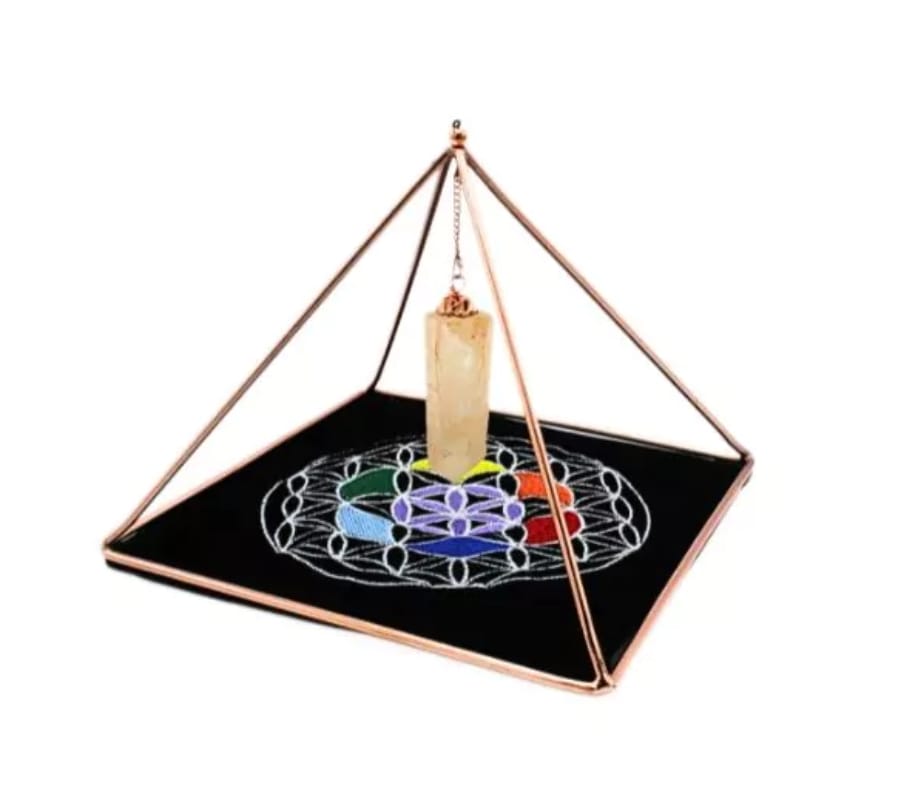 Pirámide de Cobre con Punta de Cristal Natural y Tapete de Terciopelo
